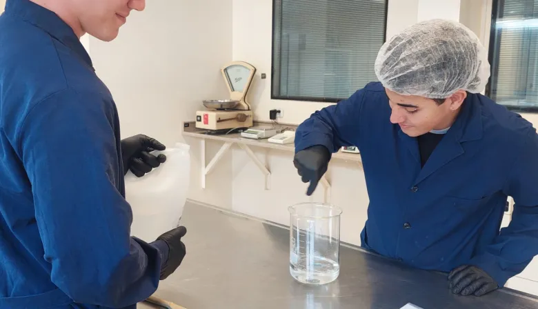 Alumnos porteños fabrican sanitizante y lo donan a Bahía Blanca