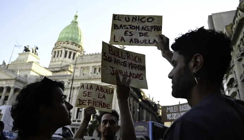 En la antesala del paro general, la CGT marcha al Congreso junto a los jubilados