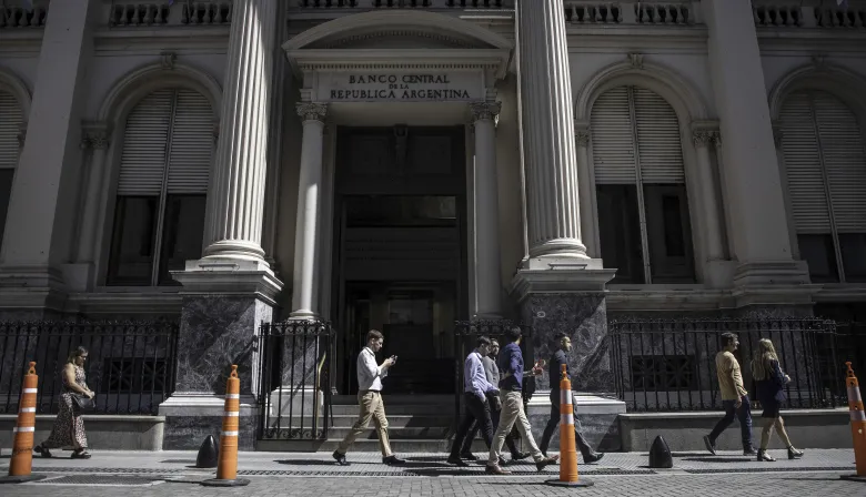 Sigue la tensión sobre el dólar y el Gobierno se juega un pleno al acuerdo con el FMI