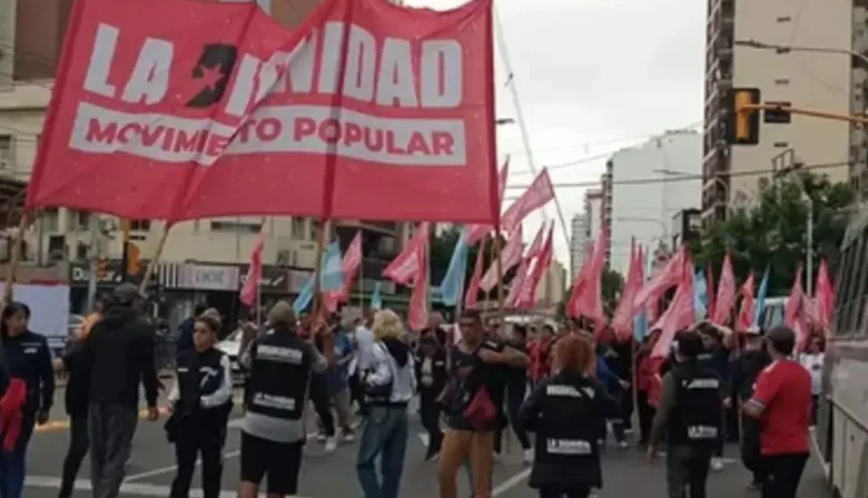 Organizaciones sociales se plegaron al paro general e intentaron realizar un corte en Puente Pueyrredón