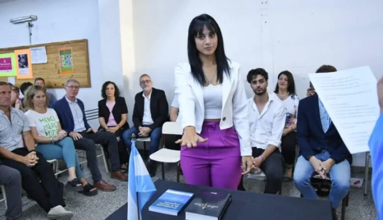 Detuvieron a una consejera escolar libertaria por una falsa denuncia de abuso sexual