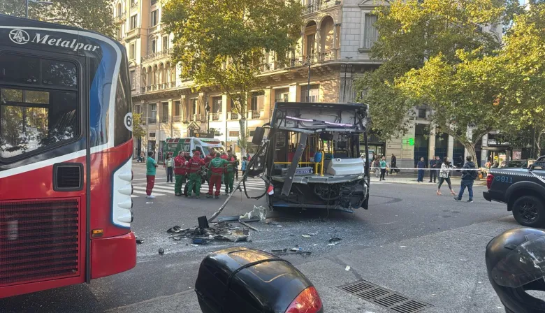 Un violento choque de colectivos en Congreso dejó un saldo de 25 heridos