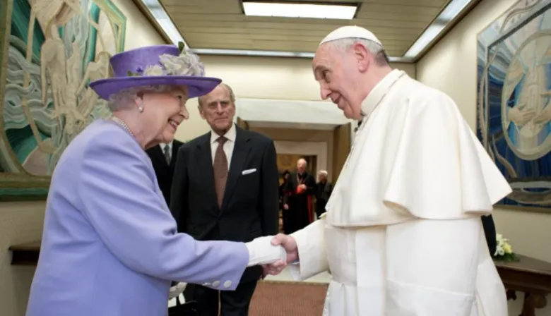 La muerte del Papa Francisco eclipsa el natalicio de la Reina Isabel II del Reino Unido