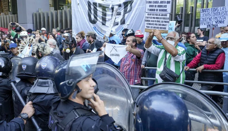 Tensión en la marcha de los jubilados: insultos, empujones y dos detenidos