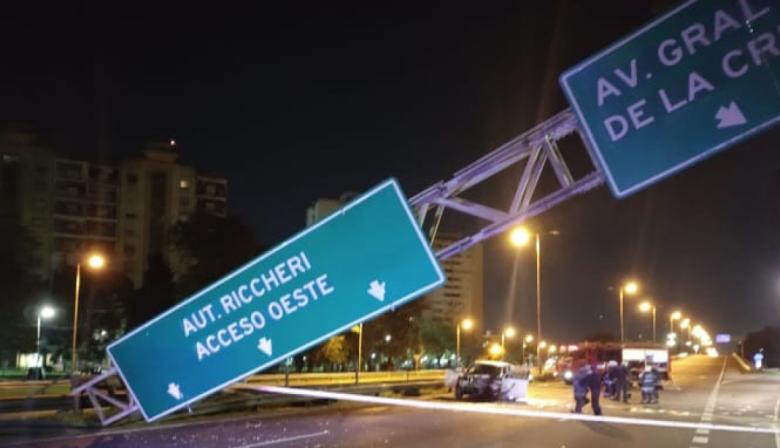 Una camioneta chocó contra un cartel en General Paz: tres heridos y corte total
