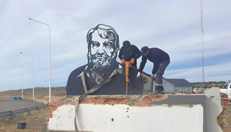 Echaron al responsable de destruir el monumento de Osvaldo Bayer