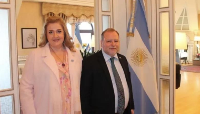 Una embajada, dos sueldos y vista al Caspio: la austeridad que no llegó a Azerbaiyán