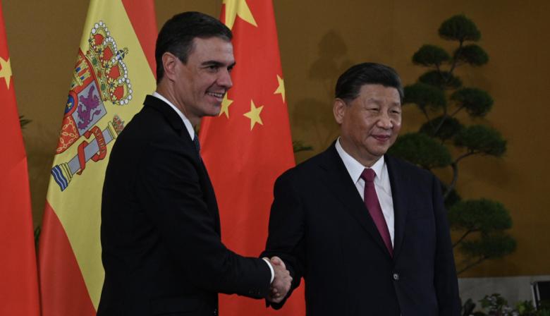 Pedro Sánchez juega con fuego en China: ¿aliado estratégico o actor sin guión?