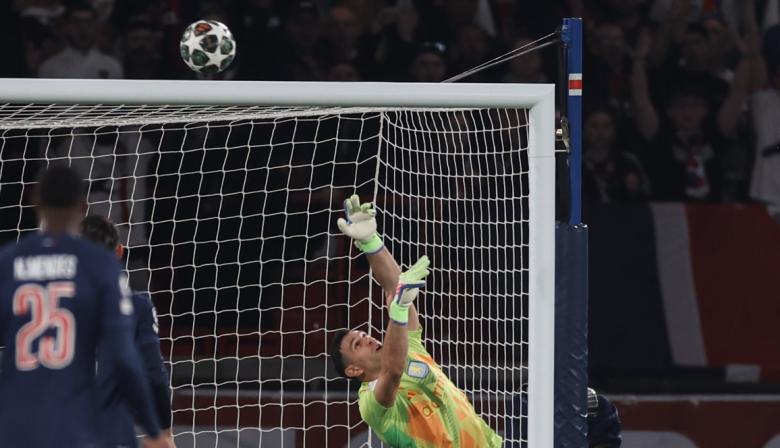 El PSG le hizo 3 goles a Dibu Martínez y le ganó al Aston Villa por la Champions League