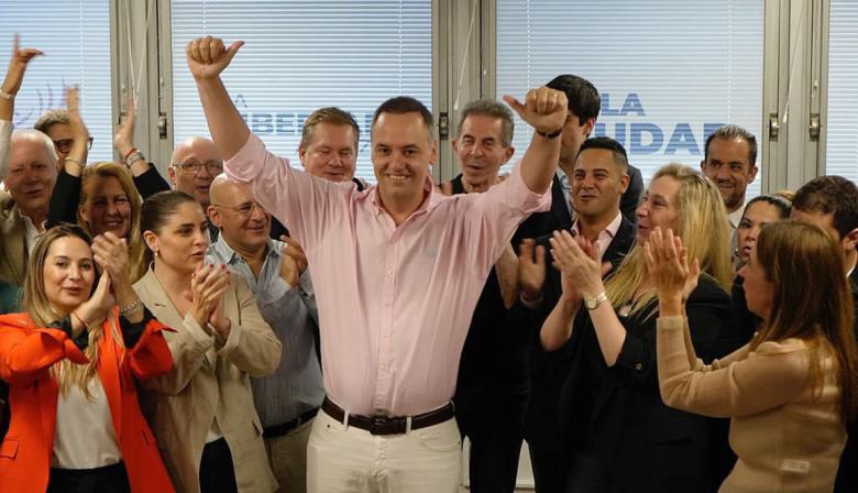 Adorni refuerza su campaña en la Ciudad con una caminata junto al Gabinete