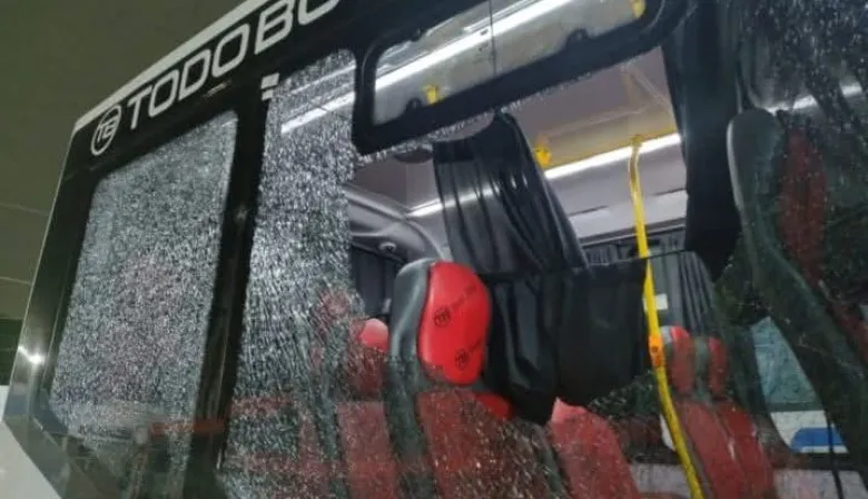 Denuncian que atacaron con piedras a los colectivos de la empresa que no adhirió al paro