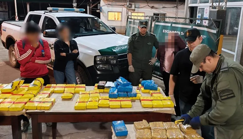 Acondicionaron una Ford Ranger para transportar 160 kilos de cocaína