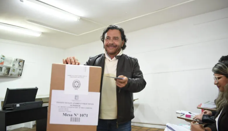 "Salta es un gigante dormido que se está despertando", dijo Gustavo Sáenz después de votar