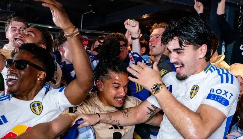 El Leeds volvió a la Premier League y lo festejó con DJs y modelos en una pileta