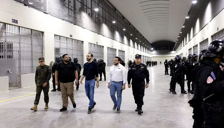 ¿Se convierte El Salvador en el nuevo bastión contra el crimen transnacional?