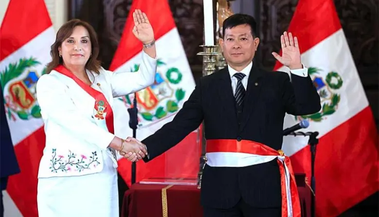 Dina Boluarte tambalea: Adrianzén cae y Eduardo Arana asciende en Perú