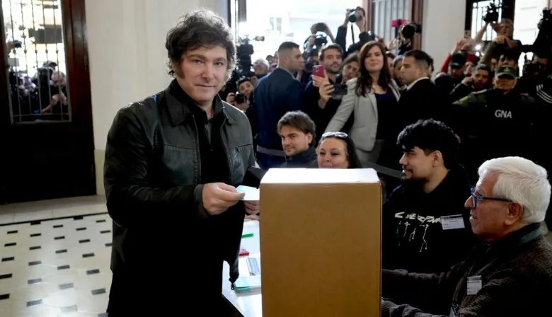 Votó Milei y apuntó contra Mauricio Macri: “Está hecho un llorón y muy de cristal”