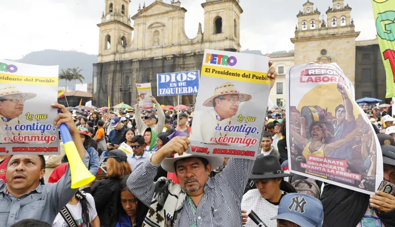 Gustavo Petro agita la calle para imponer su consulta y desafiar al Congreso de Colombia