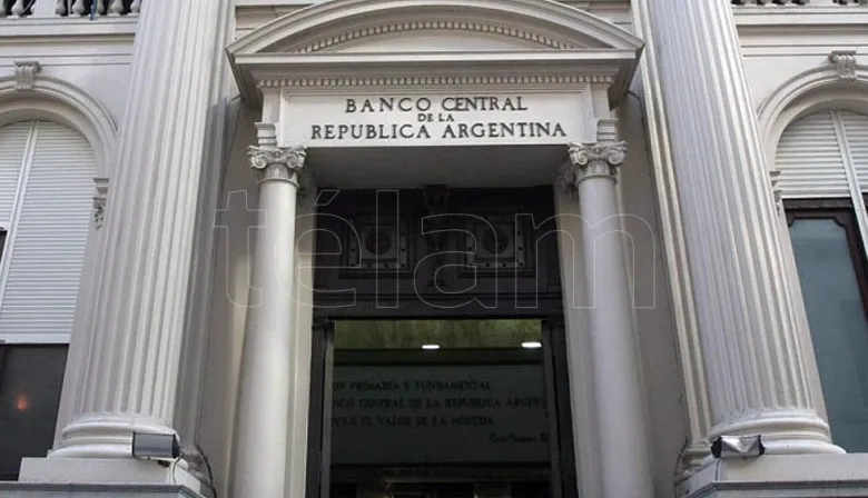 Los malabares del Gobierno para acumular dólares sin intervenir en el mercado de cambios