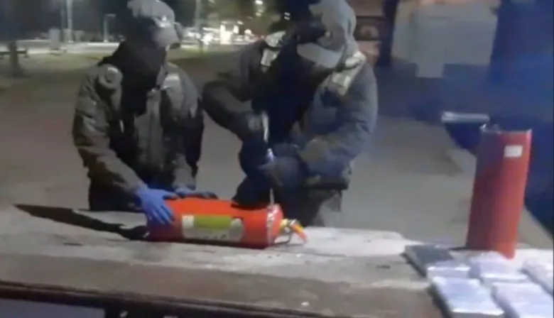 Cocaína para apagar un incendio: rellenó dos matafuegos con droga y lo descubrieron