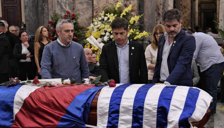 Axel Kicillof despidió a Mujica en Uruguay y cuestionó al libertario que celebró su muerte