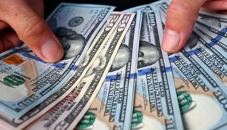 Más viajes, más deuda y menos dólares: el costo del tipo de cambio barato