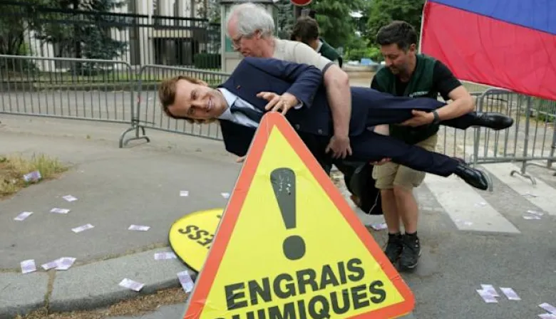 Francia: Greenpeace roba figura de Emmanuel Macron para denunciar lazos con Rusia