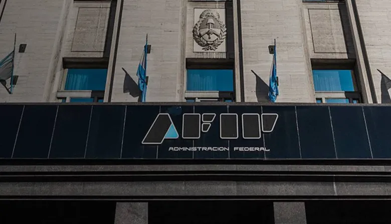 Malas noticias para Caputo: la recaudación de impuestos cayó 18% interanual