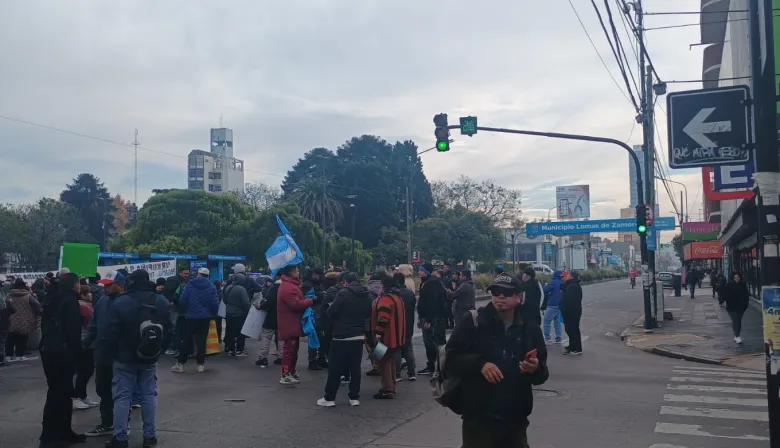 Federico Otermín recibió a los feriantes de La Salada que se manifestaron frente al palacio municipal