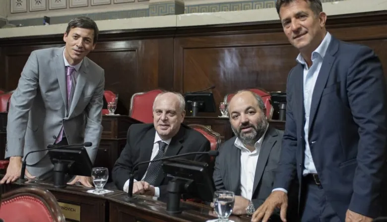 Celebró la oposición: se tiraron flores en el Senado bonaerense tras la sesión caída