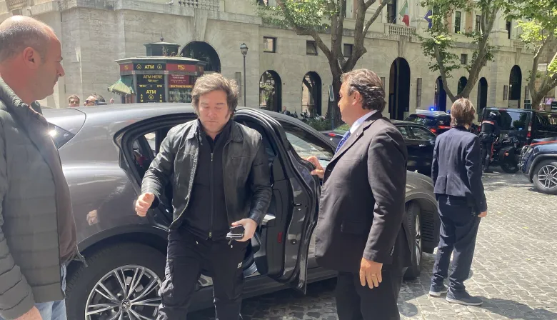 Custodios de Javier Milei echan a los periodistas del hotel Rome Ambasciatori Palace