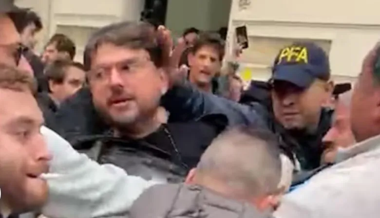 Efectivos de la Policía Federal detienen a Juan Grabois en el Instituto Juan Domingo Perón