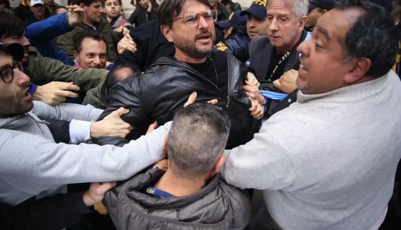 Detuvieron a Juan Grabois: fuerte protesta frente a la Policía Federal en Villa Lugano