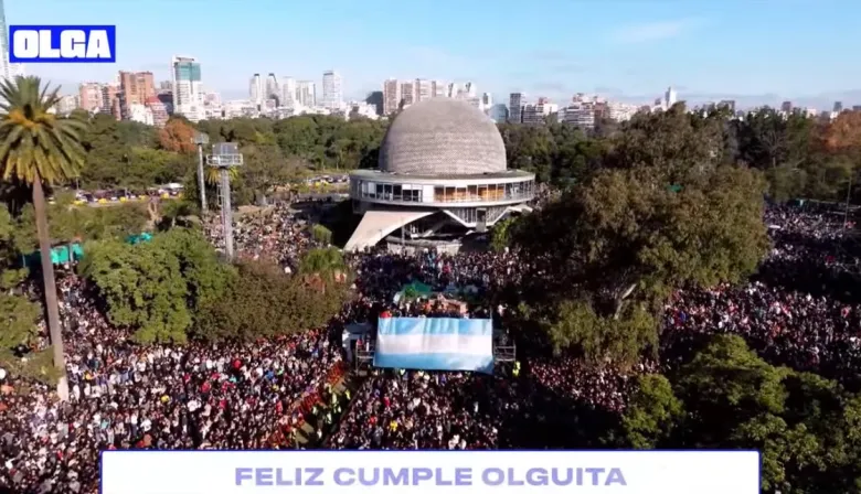 El grito político irrumpió en el evento de Olga: cánticos contra Milei durante el Himno