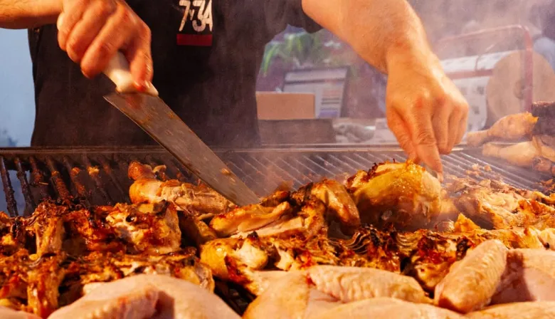 El asado ya no es el rey: los argentinos comen más pollo que carne vacuna