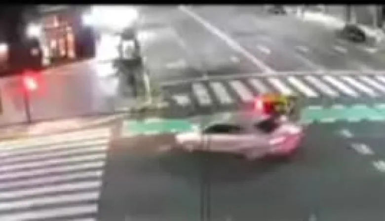 Iba alcoholizado y a contramano: chocó un taxi y terminó incrustado en un comercio