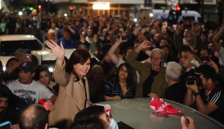 Cristina Kirchner saludó a la multitud de militantes que se acercó a su casa