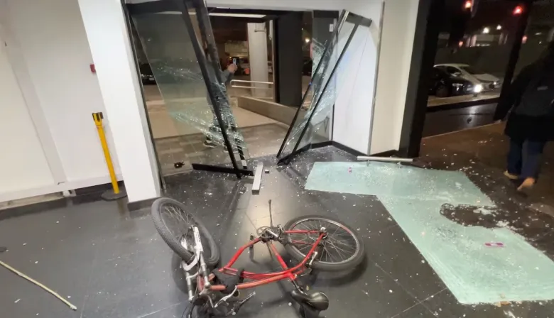 Ataque a los estudios de TN y Canal 13: encapuchados irrumpieron y causaron destrozos