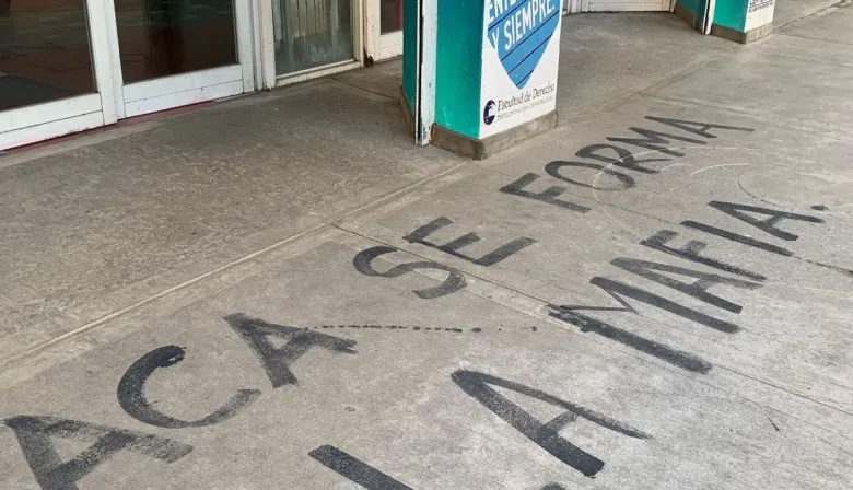 "Acá se forma la mafia": polémica pintada contra la Facultad de Derecho de Mar del Plata