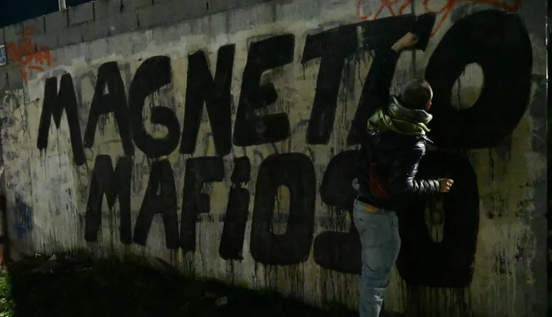Magnetto, proscripción y "certificado de dignidad": las banderas y pintadas en apoyo a Cristina Kirchner