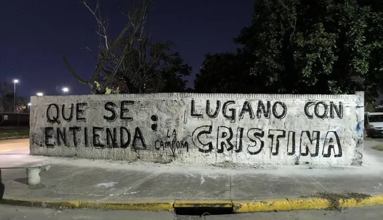 Insólita guerra de pintadas entre militantes de Kicillof y La Cámpora: "Dan náuseas"