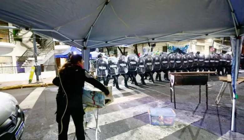 Desalojaron  a militantes que acampaban frente al departamento de Cristina Kirchner