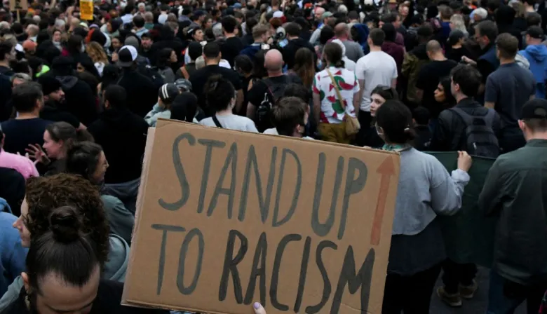 Manifestaciones contra el racismo sacuden Belfast tras disturbios en Irlanda del Norte