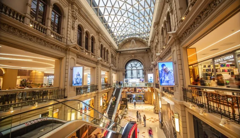 Consumo desigual: los shoppings repuntan mientras los mayoristas se hunden