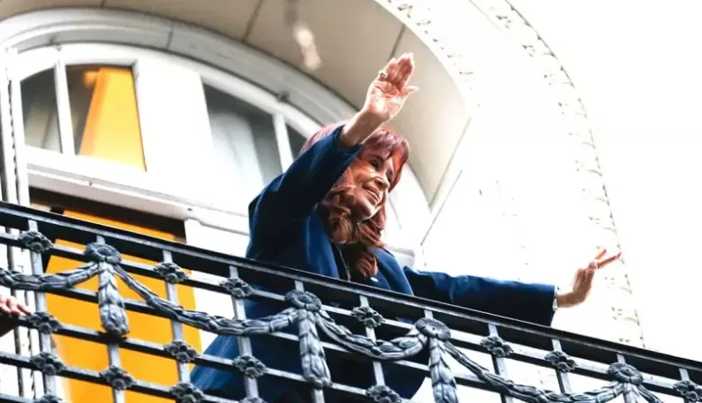 La defensa de Cristina Kirchner presiona internacionalmente por la tobillera electrónica