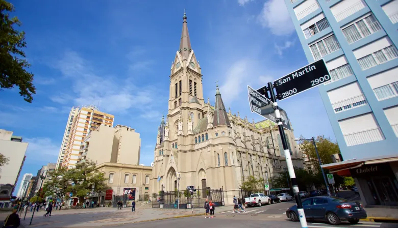 Pánico en Mar del Plata: un hombre armado con un cuchillo irrumpió en la Catedral y amenazó a los fieles