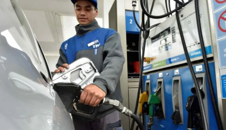 Cargar nafta será más barato de noche: YPF lanza descuentos del 5% con autodespacho