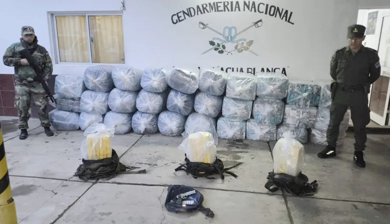 Mochilas y jangadas: el escape por el río Bermejo que dejó una carga millonaria