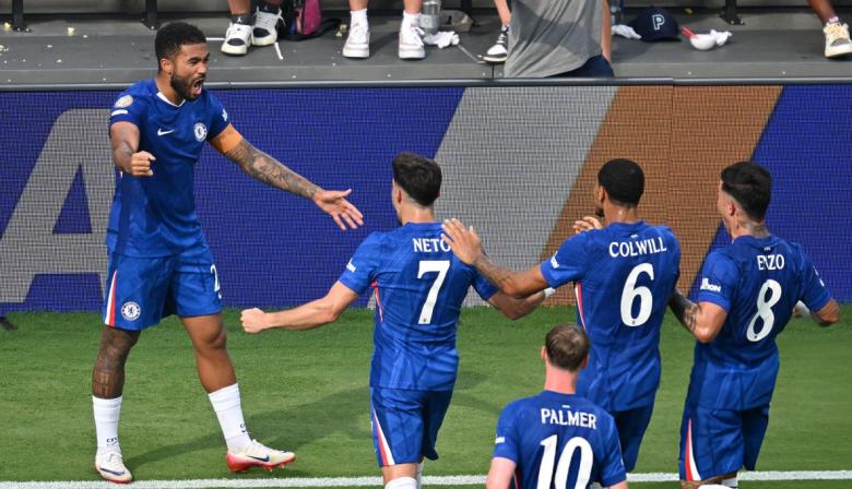 Con tormenta eléctrica y una ráfaga de goles, el Chelsea le ganó a Benfica