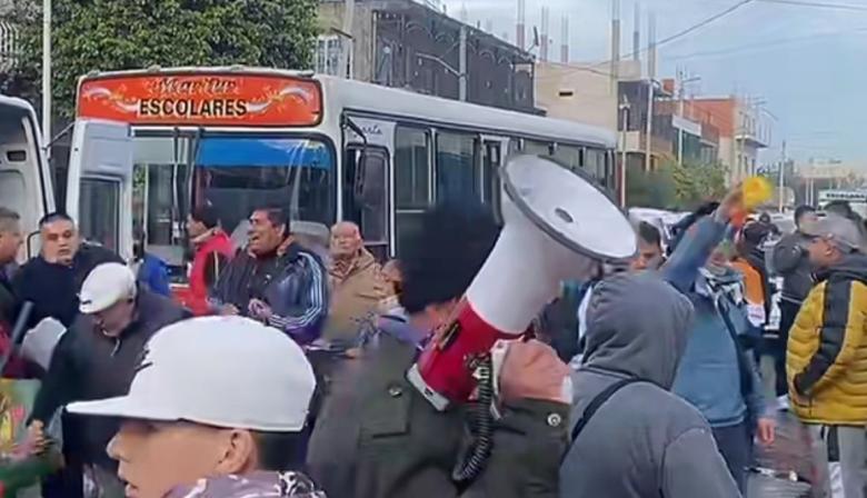 Los feriantes de la Salada marchan hacia la Municipalidad de Lomas de Zamora
